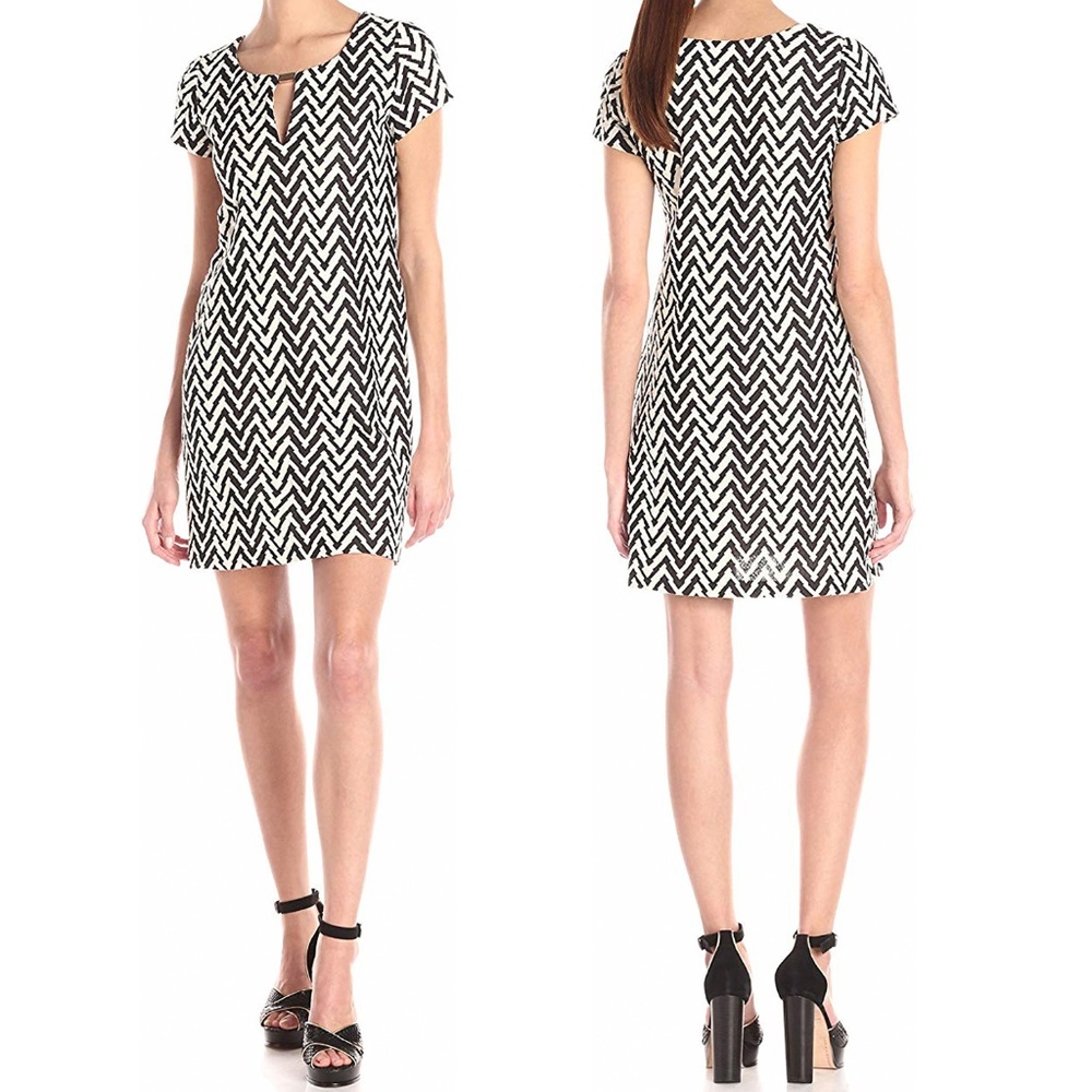 JESSICA SIMPSON Black & Ivory Textured Chevron Pattern Keyhole Shift Dress